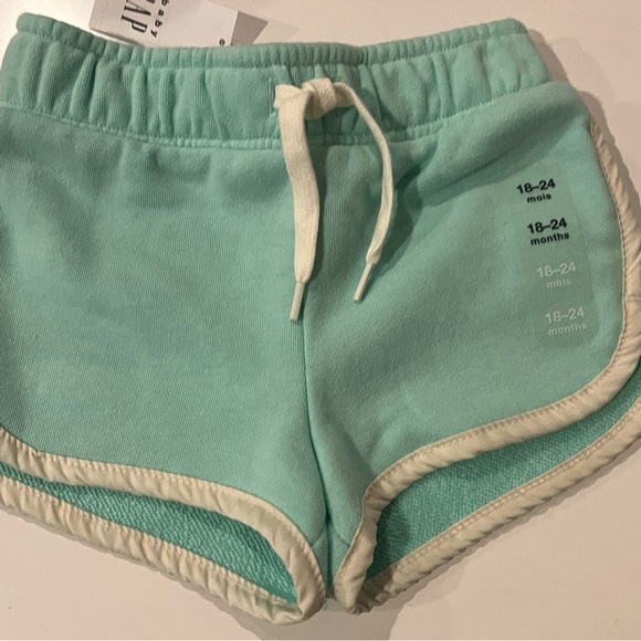 Baby Gap Bundle - 2 shorts Orange & Green with white piping 12-18 & 12-24 month - Picture 4 of 4